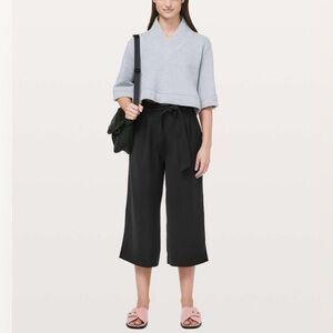 Lululemon Athletica Noir Crop size 4